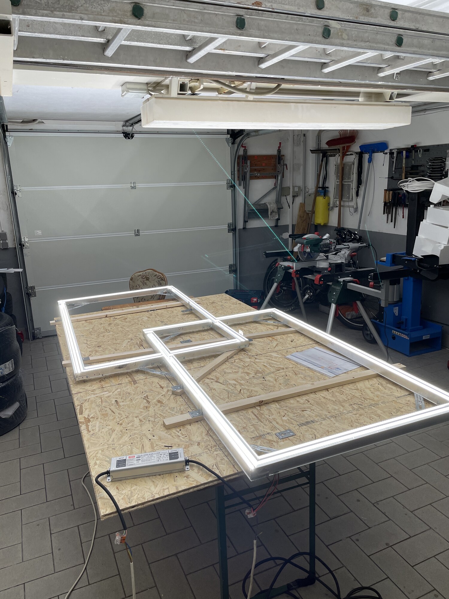 SpanndeckenForYou – LED-Rahmen in der Werkstatt
